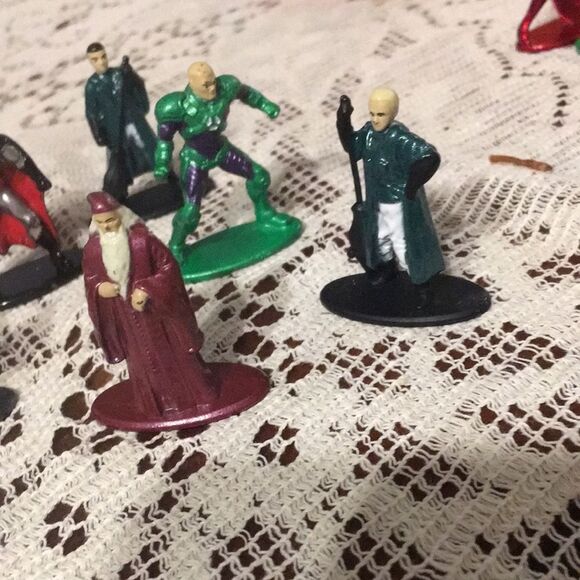 Set of Superhero and Villain Figurines - Picture 4 of 5